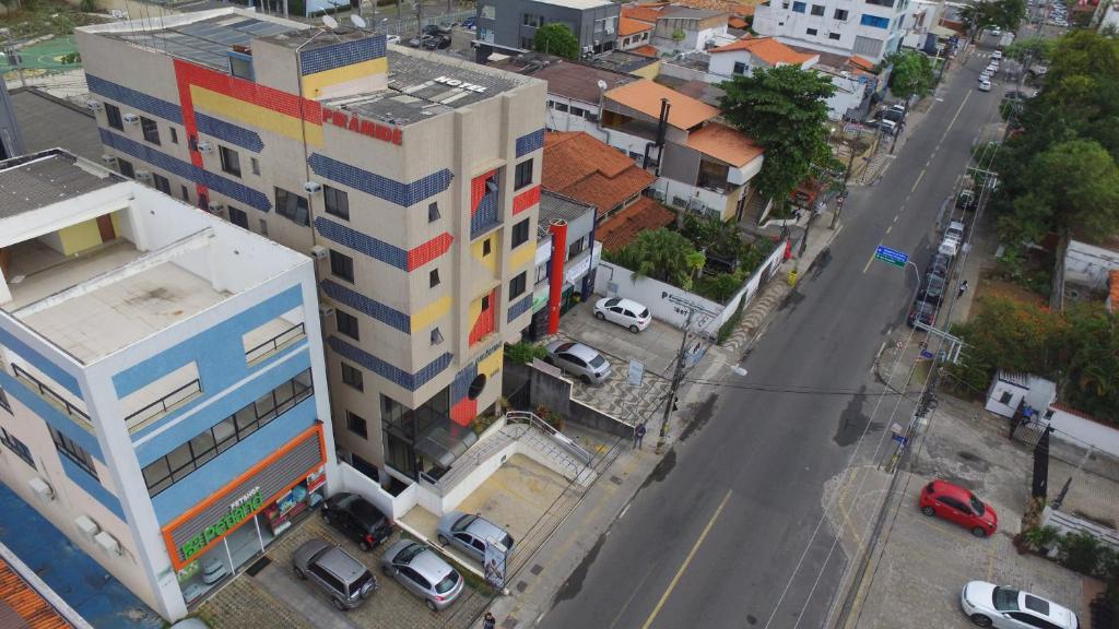 una vista aérea de una ciudad con un edificio en Hotel Piramide Pituba - Av Paulo VI, en Salvador