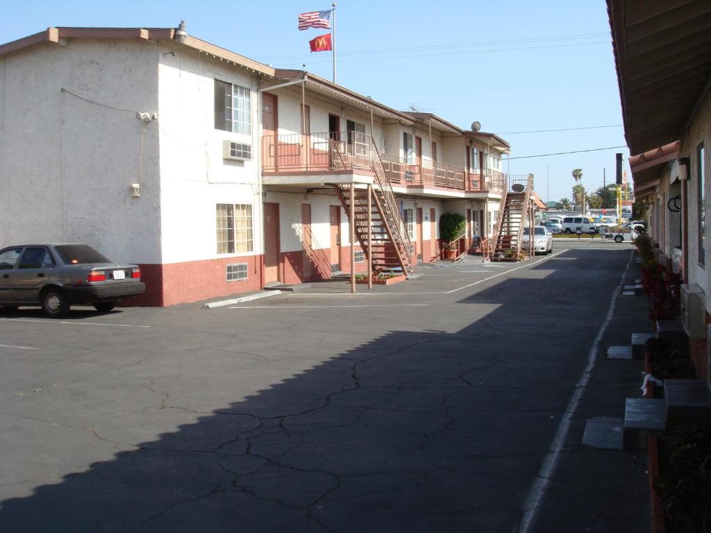 une rue dans une ville avec un bâtiment dans l'établissement American Inn, à South El Monte