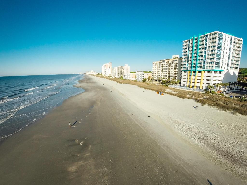 Blick auf einen Strand mit Gebäuden und das Meer in der Unterkunft Seaside Resort in Myrtle Beach