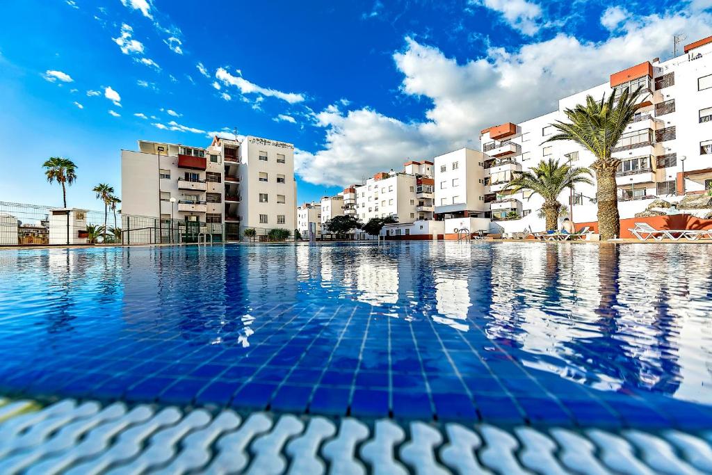 The swimming pool at or close to Apartamento Palmeras Del Sur