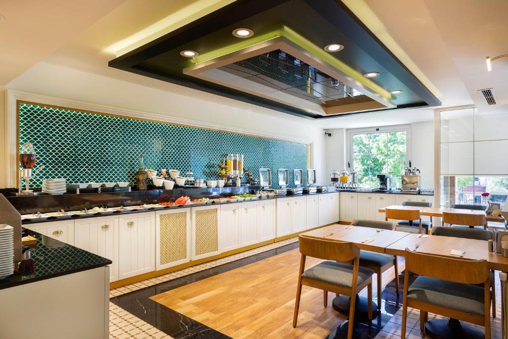Kuchyň nebo kuchyňský kout v ubytování Artur Hotel
