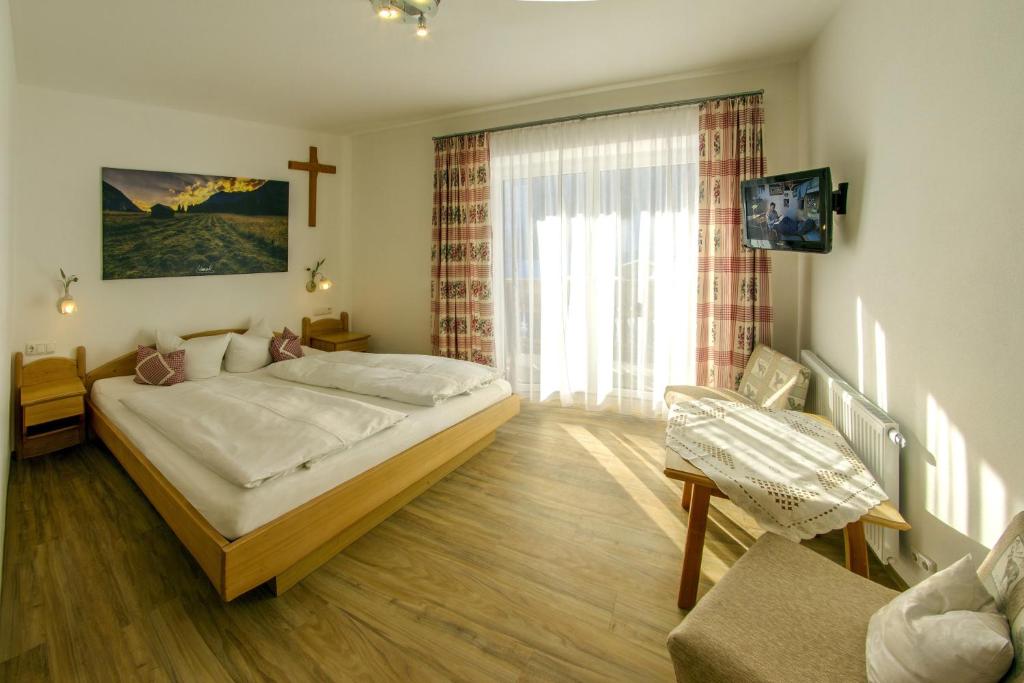 Ein Bett oder Betten in einem Zimmer der Unterkunft Haus Mariandl
