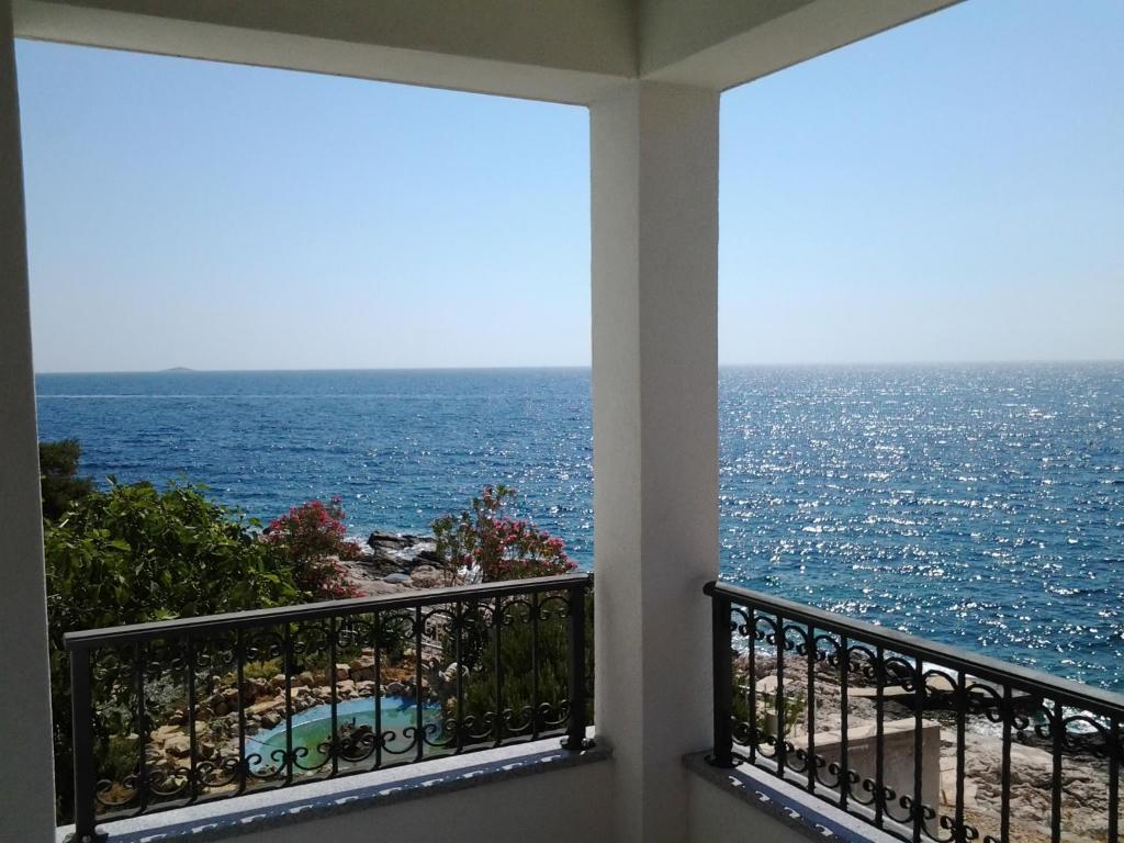 balcón con vistas al océano en Apartments Govic, en Primošten