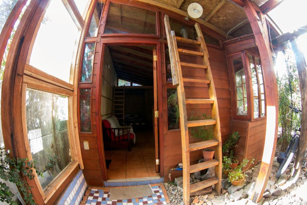 una casa pequeña con una gran puerta de cristal en Cabañas Ruka Wasi, en Valdivia