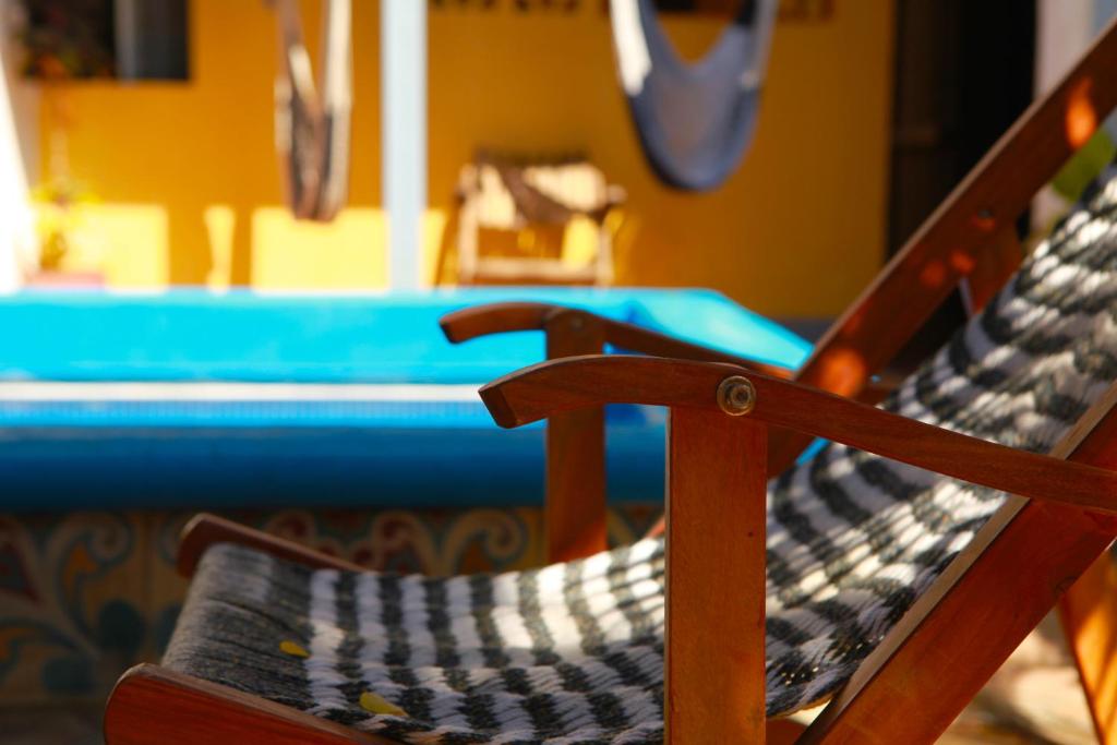 two benches sitting in a room with a table at Hostal La Tortuga Booluda in León