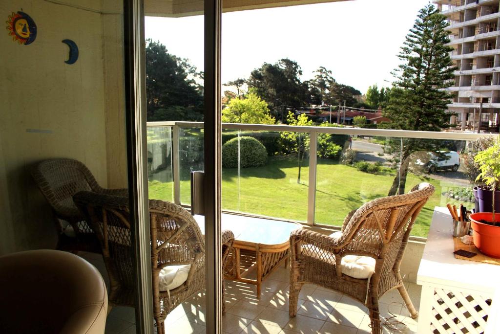 um pátio com uma mesa e cadeiras numa varanda em Apartamento en Punta del Este Playa Mansa em Punta del Este