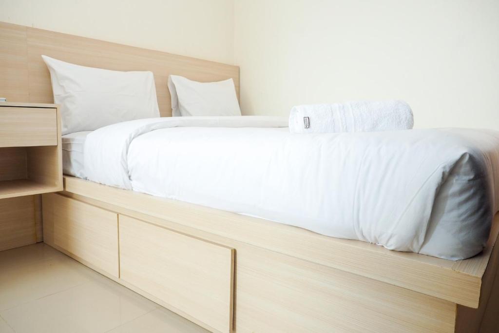 Ένα ή περισσότερα κρεβάτια σε δωμάτιο στο Comfort and Cozy 2BR Apartment Parahyangan Residence By Travelio