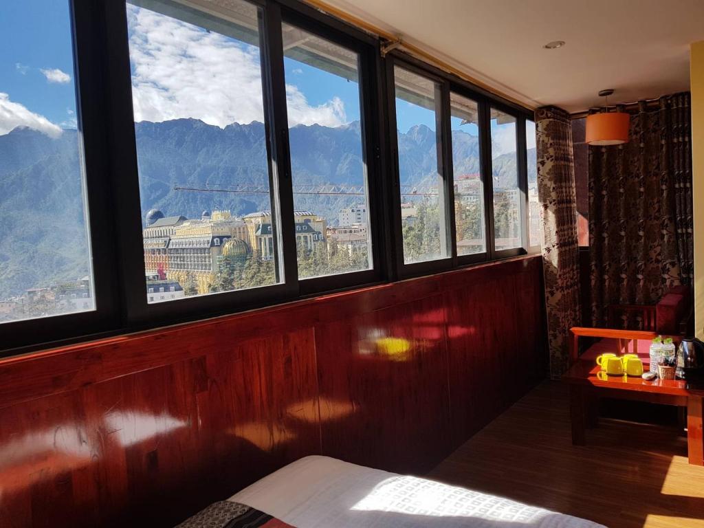 Nespecifikovaný výhled na hory nebo výhled na hory při pohledu z hotelu