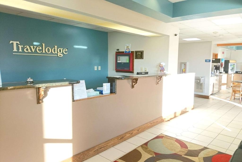 a lobby with a travelodge sign on the wall at Travelodge by Wyndham Knoxville East in Knoxville