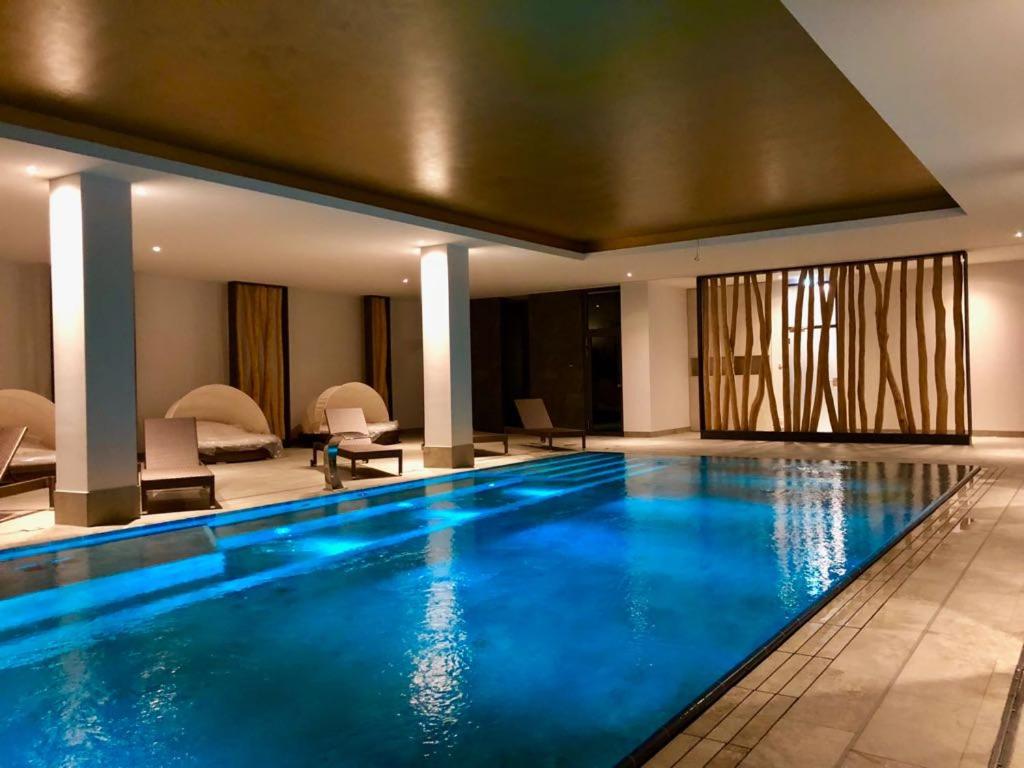 ベルガーエンデ・レートヴィッシュにあるSunny Suite 14 - charmant und elegant mit Pool und Saunabereichの青い水のホテル内の大きなスイミングプール