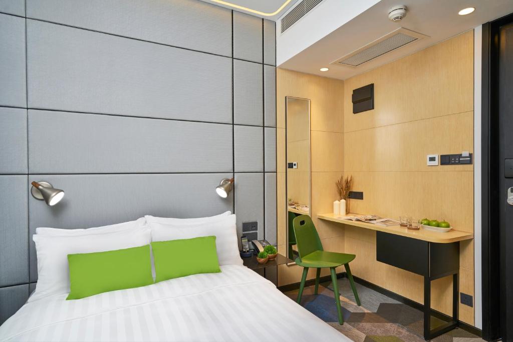 Uma cama ou camas num quarto em Hotel Ease Access Tsuen Wan