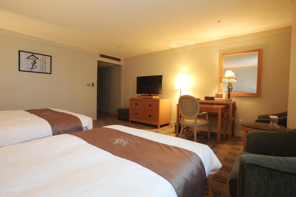 Postel nebo postele na pokoji v ubytování Daegu AW Hotel