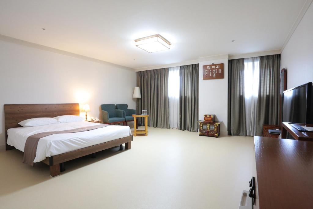 TV a/nebo společenská místnost v ubytování Daegu AW Hotel