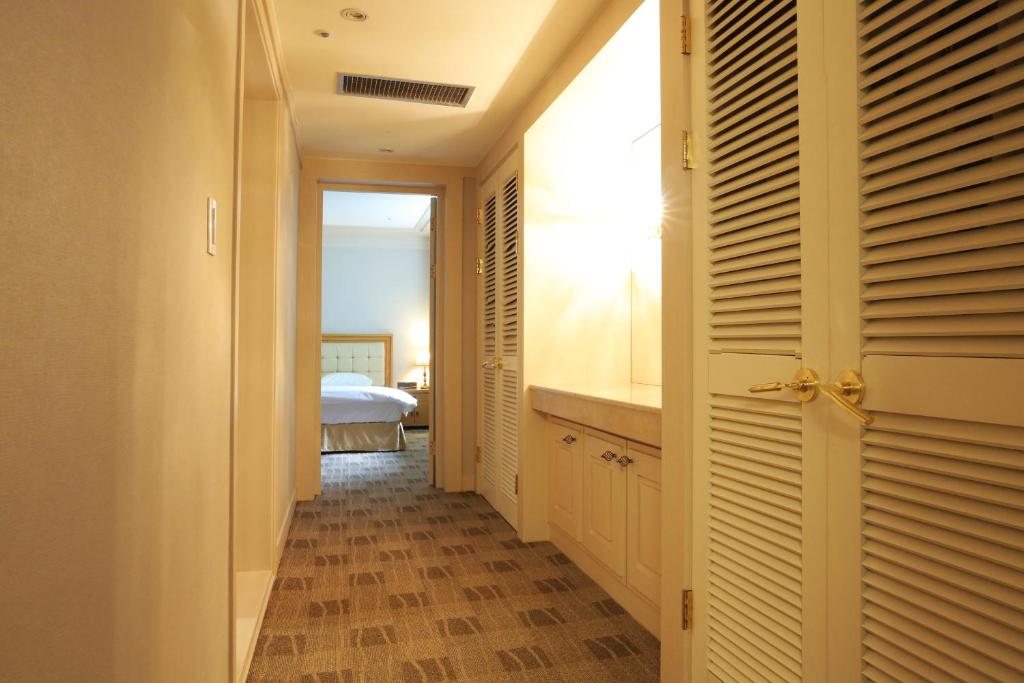Postel nebo postele na pokoji v ubytování Daegu AW Hotel