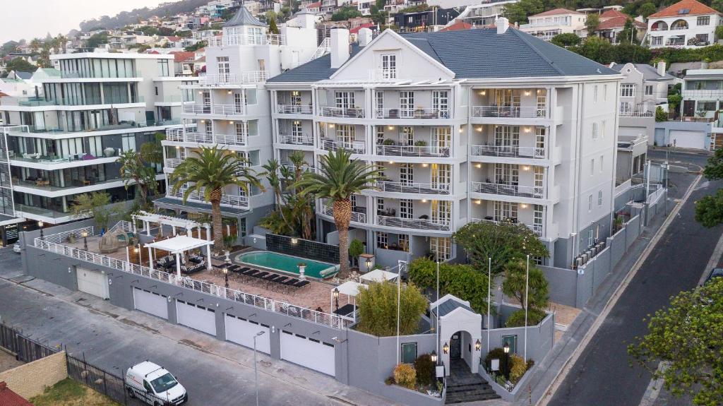 una vista aérea de un gran edificio de apartamentos blanco en Romney Park Luxury Apartments, en Ciudad del Cabo