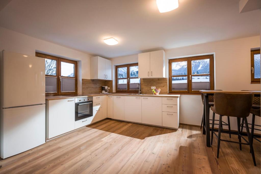 Kuchyň nebo kuchyňský kout v ubytování Kaiser Chalet