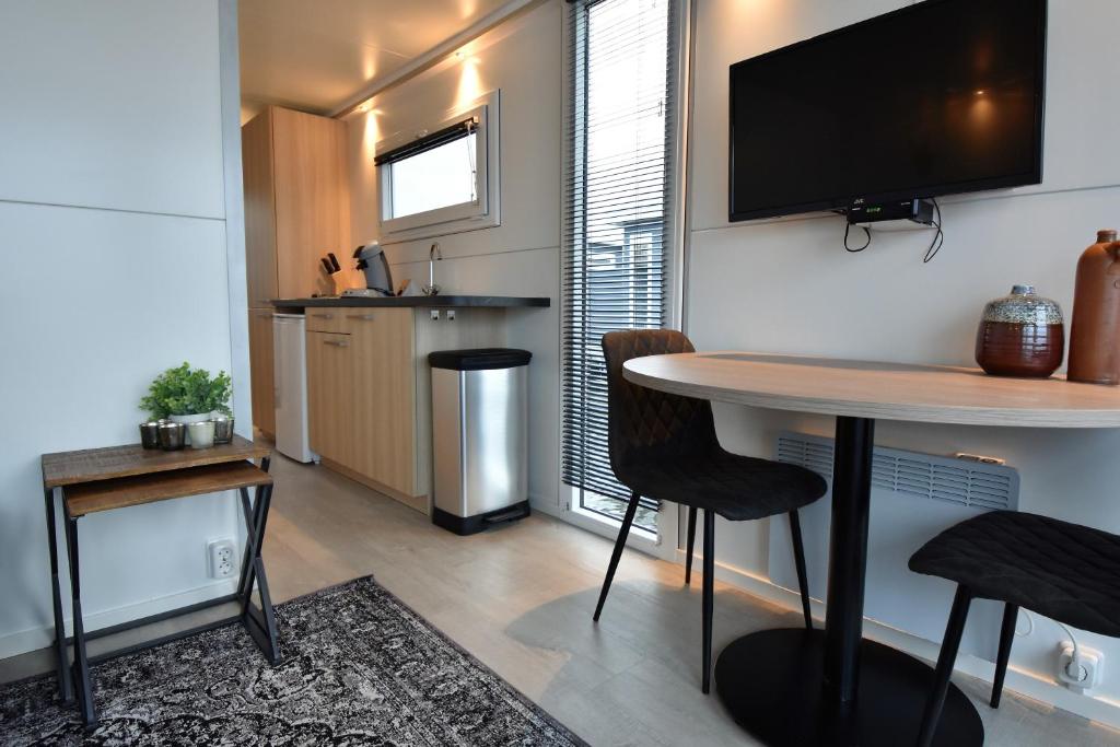 Kuchyň nebo kuchyňský kout v ubytování Cozy floating boatlodge "Maastricht".