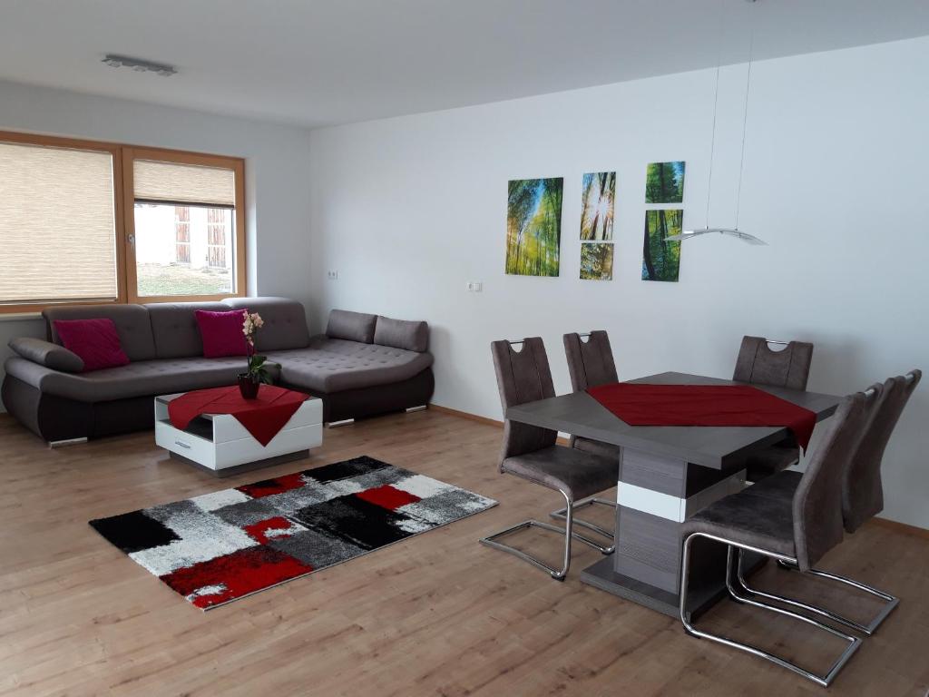 sala de estar con sofá y mesa en Barschtlerhof en Axams