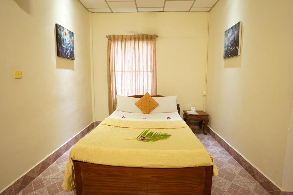 Postel nebo postele na pokoji v ubytování Royal Hotel
