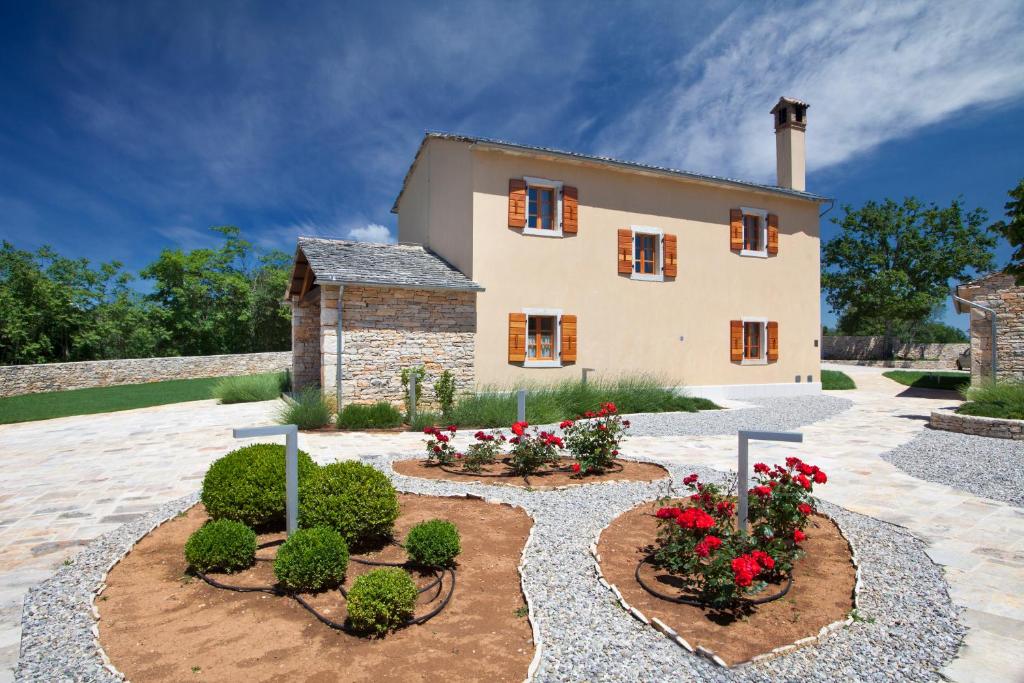 Ogród w obiekcie Villa Poropati, Grožnjan, Istria - Luxury Countryside Estate for up to 19 persons - Large pool of 80m2 with kids section