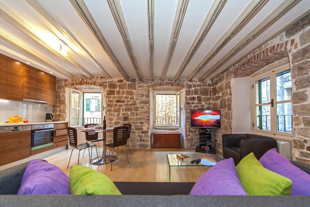 a living room with a couch and a tv at Luxury San Giovanni Apartment 1 in Split