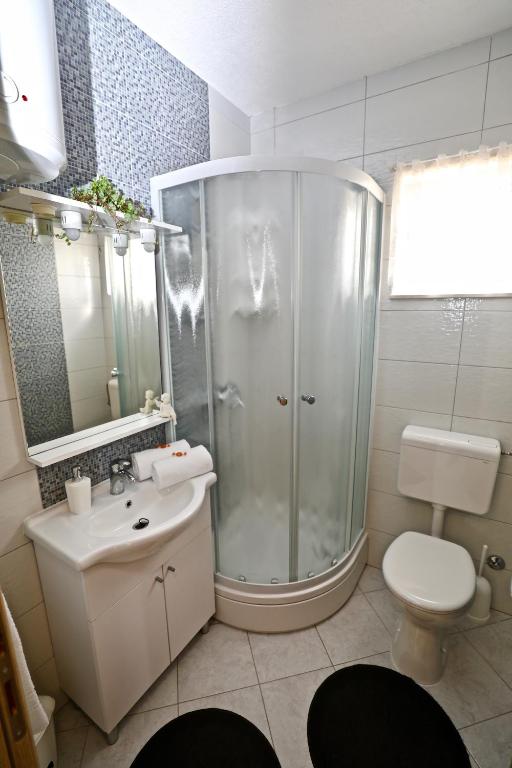 Koupelna v ubytování Apartmani Vuljan