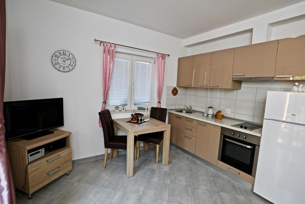 Kuchyň nebo kuchyňský kout v ubytování Apartmani Vuljan