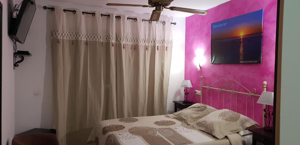 Postel nebo postele na pokoji v ubytování Hotel SAN SEBASTIAN Almuñécar
