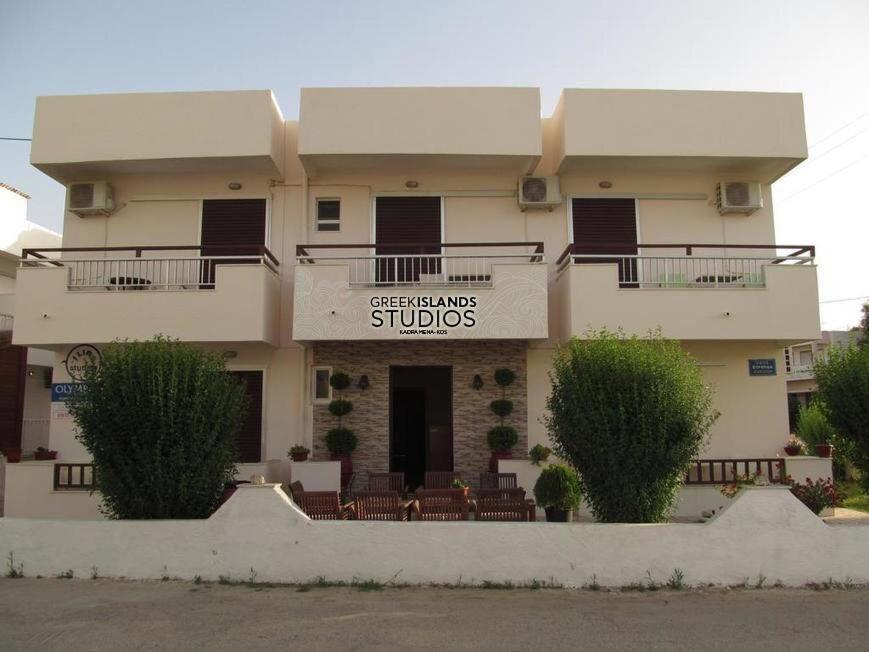 um edifício com uma placa que lê estúdios de excelência em Greek Islands Studios em Kardamaina