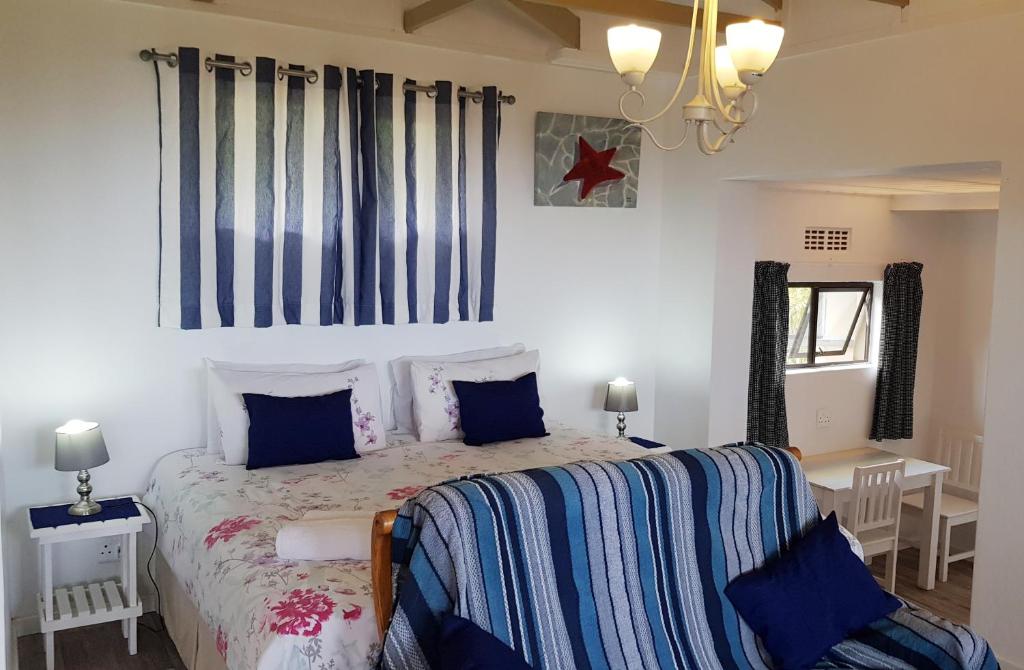 Postel nebo postele na pokoji v ubytování Hoylake Inn