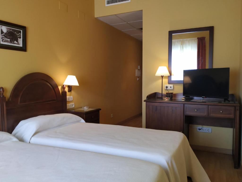 Łóżko lub łóżka w pokoju w obiekcie Hotel Sierra de Andujar