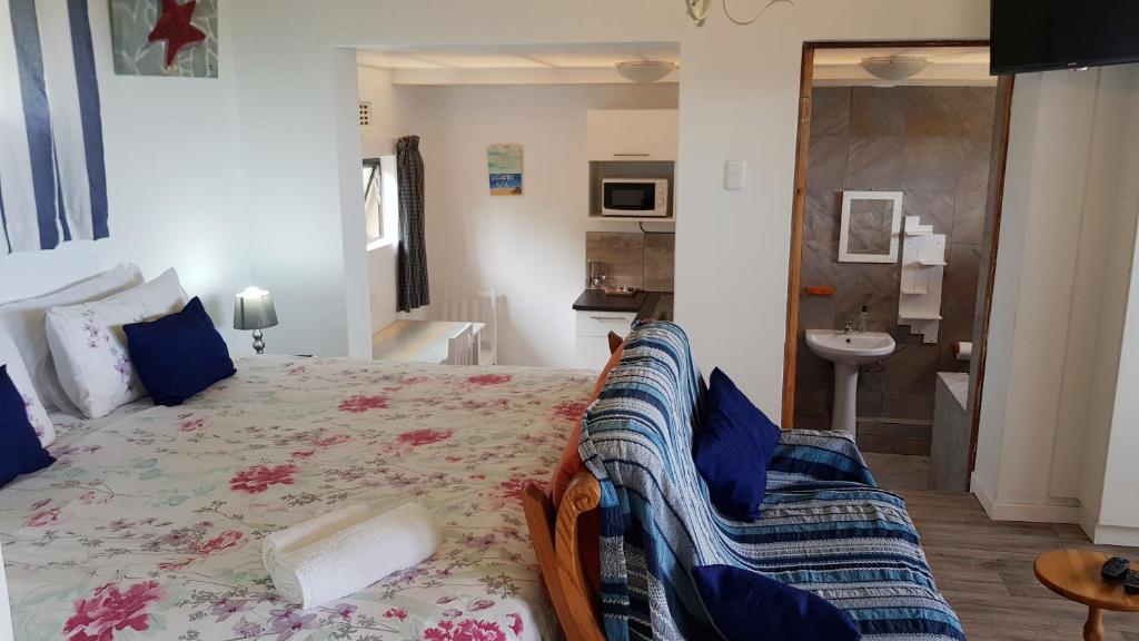 Postel nebo postele na pokoji v ubytování Hoylake Inn