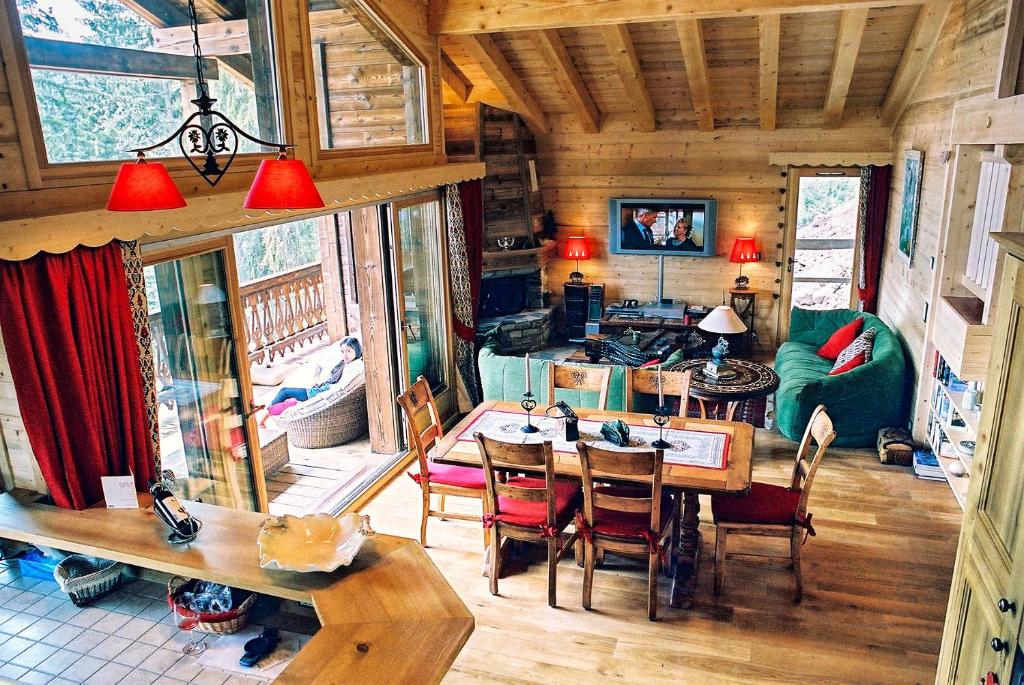 TV a/nebo společenská místnost v ubytování Chalet El Condor