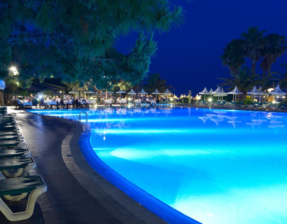 Bazén v ubytování Turquoise Hotel nebo v jeho okolí