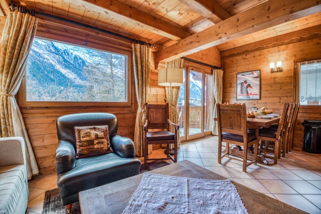 salon w drewnianym domku ze stołem i krzesłami w obiekcie Clos 3 - Chamonix w Chamonix-Mont-Blanc