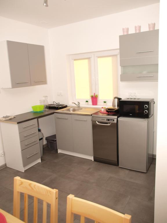 Kuchyň nebo kuchyňský kout v ubytování Apartamenty Tęczowa 14 Sarbinowo