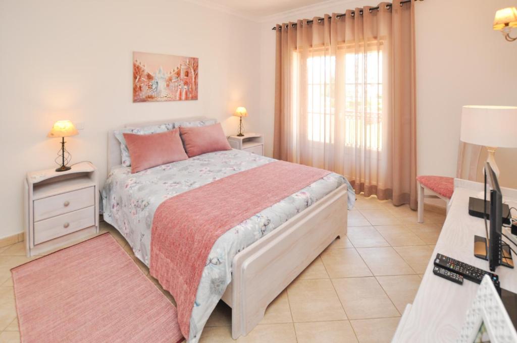 Ένα ή περισσότερα κρεβάτια σε δωμάτιο στο Bogart at Casablanca by OCvillas