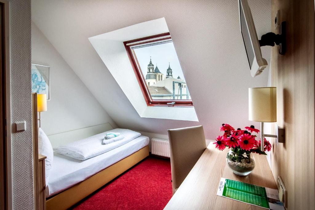 Ένα ή περισσότερα κρεβάτια σε δωμάτιο στο Hotel Domblick Garni