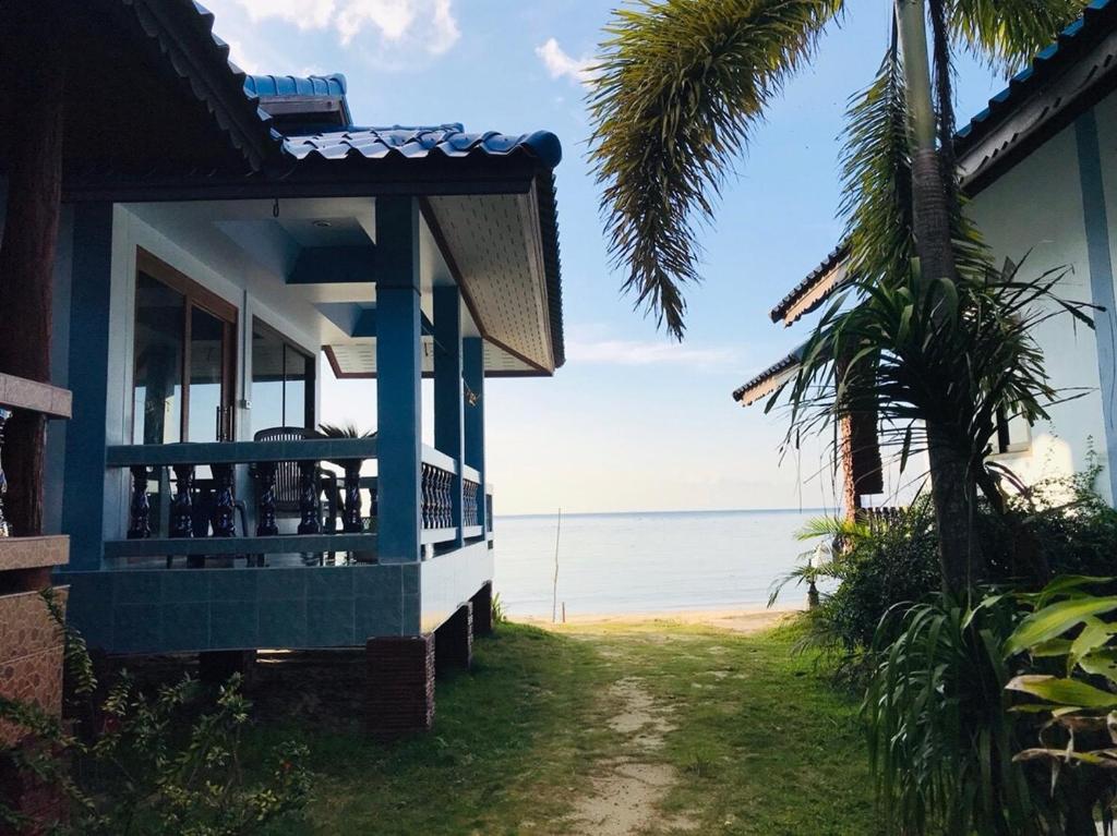 ハード・ヤオにあるユーフォリア バンガローの海の景色を望むビーチの家