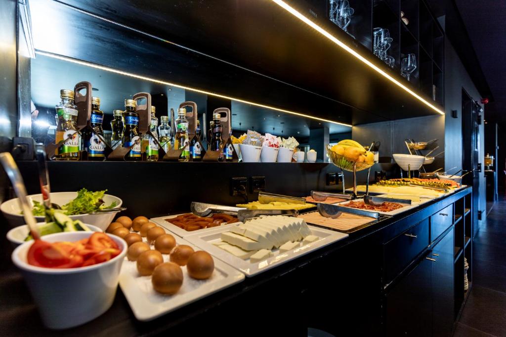 a buffet line with many different types of food at Evidencia Belverde Hotel in Amora
