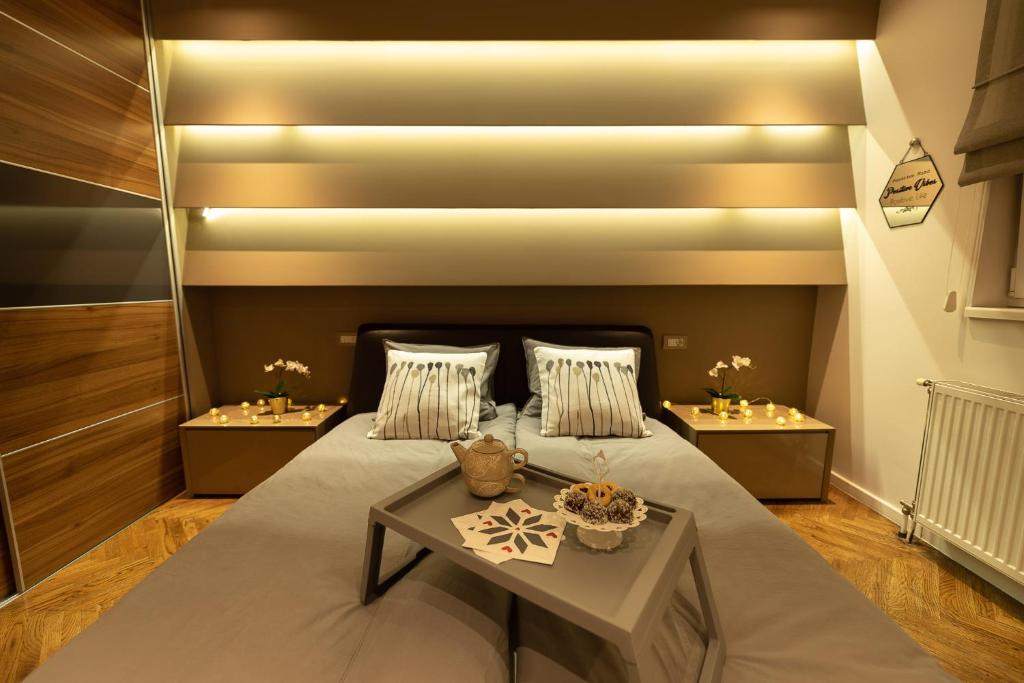 - une chambre avec un grand lit et une table dans l'établissement Apartment NS Life, à Novi Sad