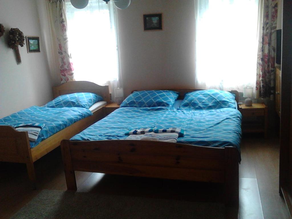 Postel nebo postele na pokoji v ubytování Jiřetínská chaloupka