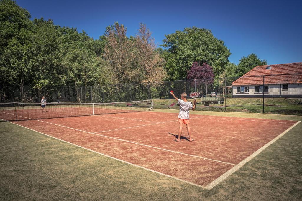 Tenis a/nebo squash v ubytování Vakantiepark de Luttenberg nebo okolí