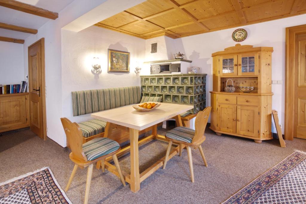オフターシュヴァングにあるHaus Steinのキッチン(木製テーブル、椅子付)