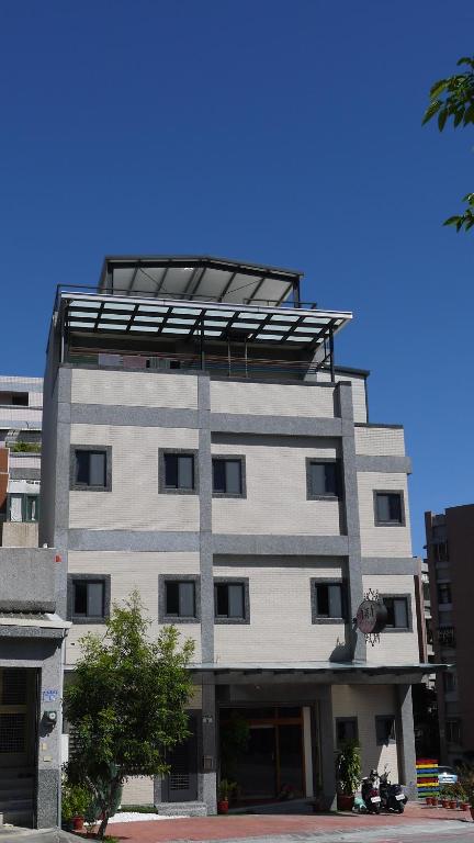 花蓮市にある9x9 Homestayの丸い白い高い建物