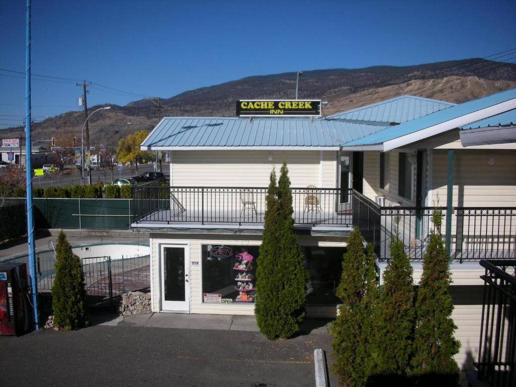 a store with a sign that reads court street at Cache Creek Inn in Cache Creek