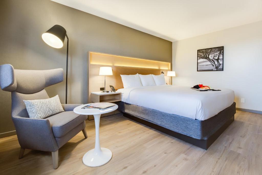Postel nebo postele na pokoji v ubytování Radisson Hotel Phoenix Airport