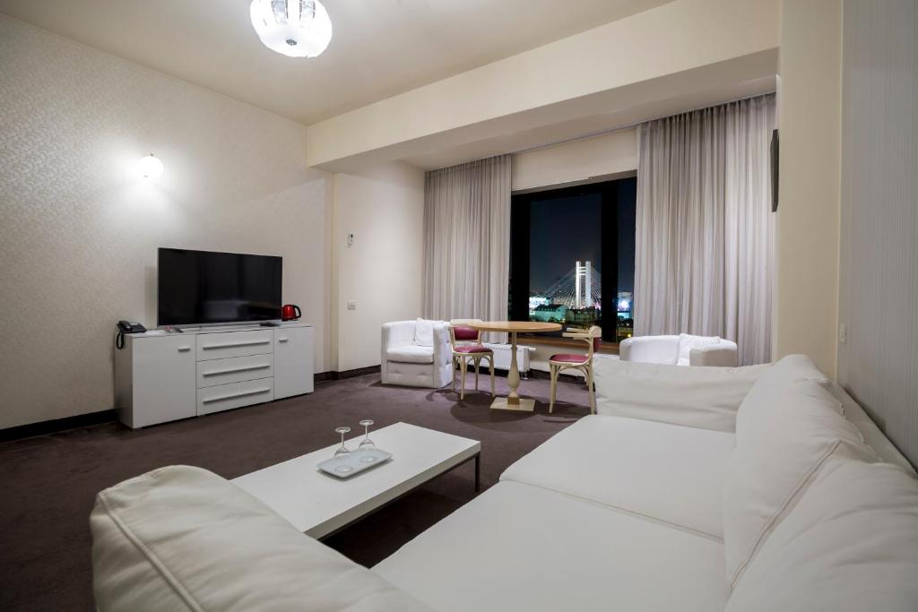 TV a/nebo společenská místnost v ubytování Orhideea Residence & Spa