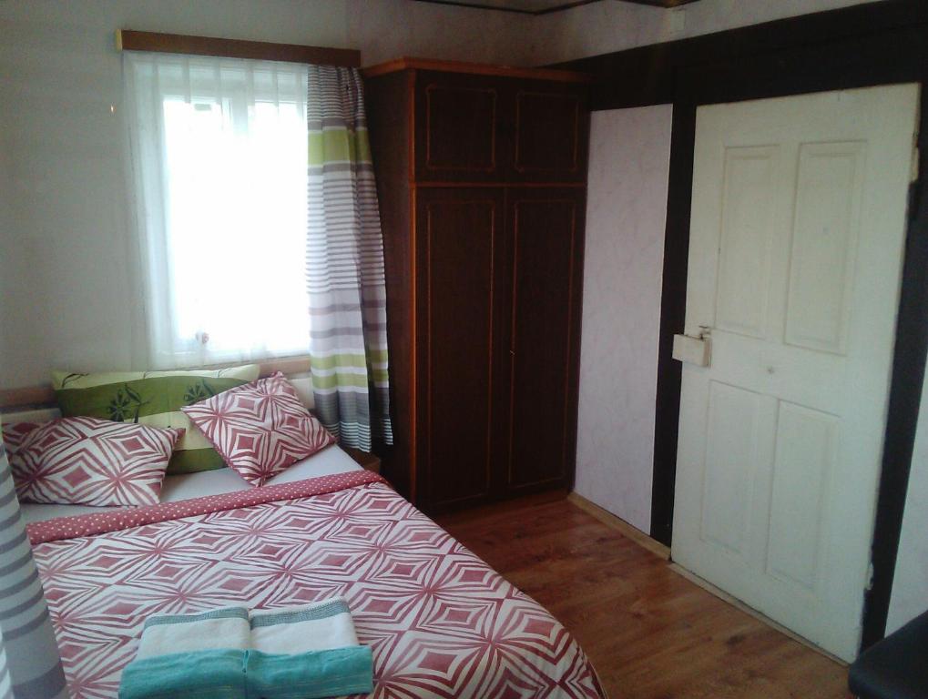 Postel nebo postele na pokoji v ubytování Jiřetínská chaloupka