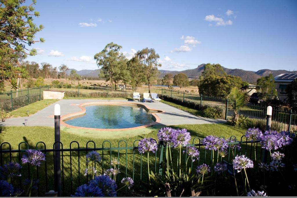 Bazén v ubytování Starline Alpacas Farmstay Resort nebo v jeho okolí